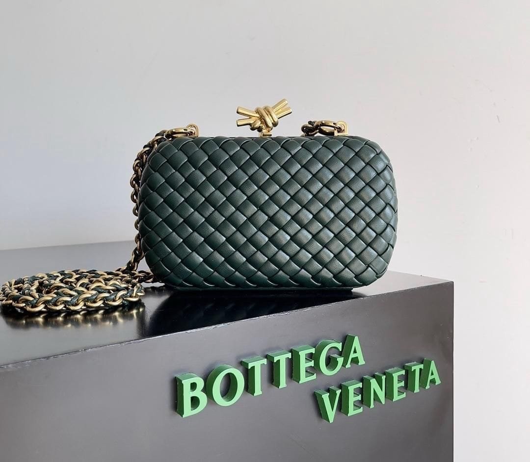 610d8be5-8eb7-401a-82bf-d99e0fe73966.jpeg BOTTEGA VENETA - الصورة 1